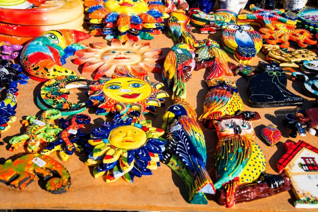 Artigos no mercado semanal em Frigiliana na Costa del Sol na Espanha.