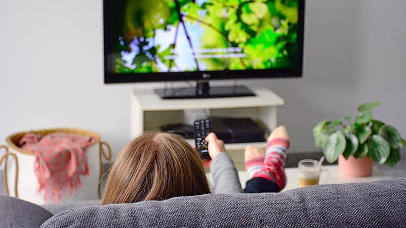 Continue estudando em casa: conheça séries para treinar o espanhol