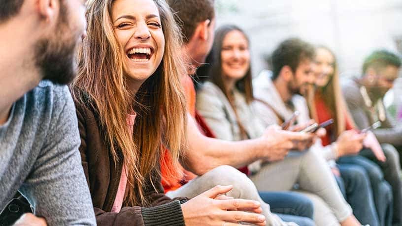 Descubra truques para puxar conversa em inglês e mandar bem no bate-papo
