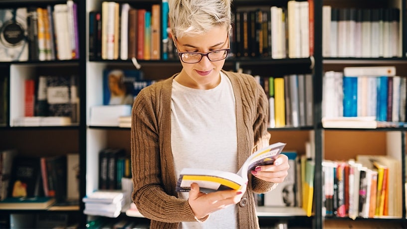Livros fáceis para começar a ler em inglês: conheça os queridinhos do BookTok