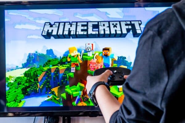 Feliz Dia das Crianças com Minecraft: como jogar e ainda aprender inglês?