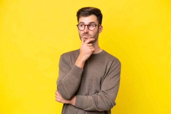 FOMO e JOMO. Entenda seus significados e saiba como lidar