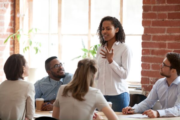 Vergonha de falar inglês no trabalho? Veja aqui três dicas e resolva esta questão