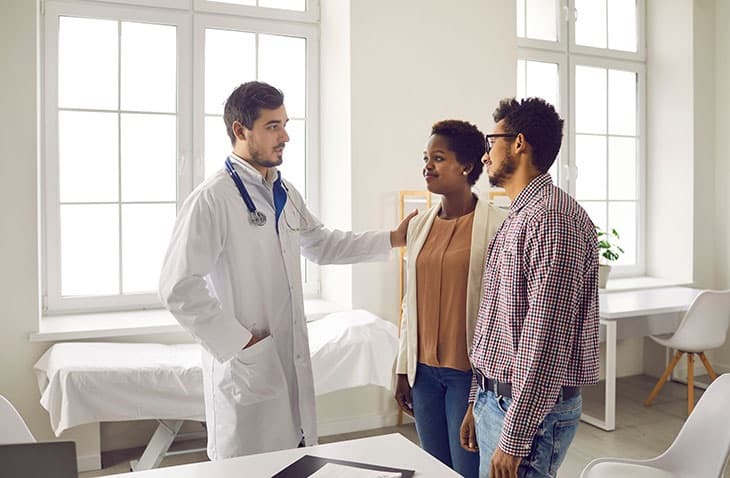 Viajou e ficou doente? Guia prático, em inglês, para ir ao médico em outro país