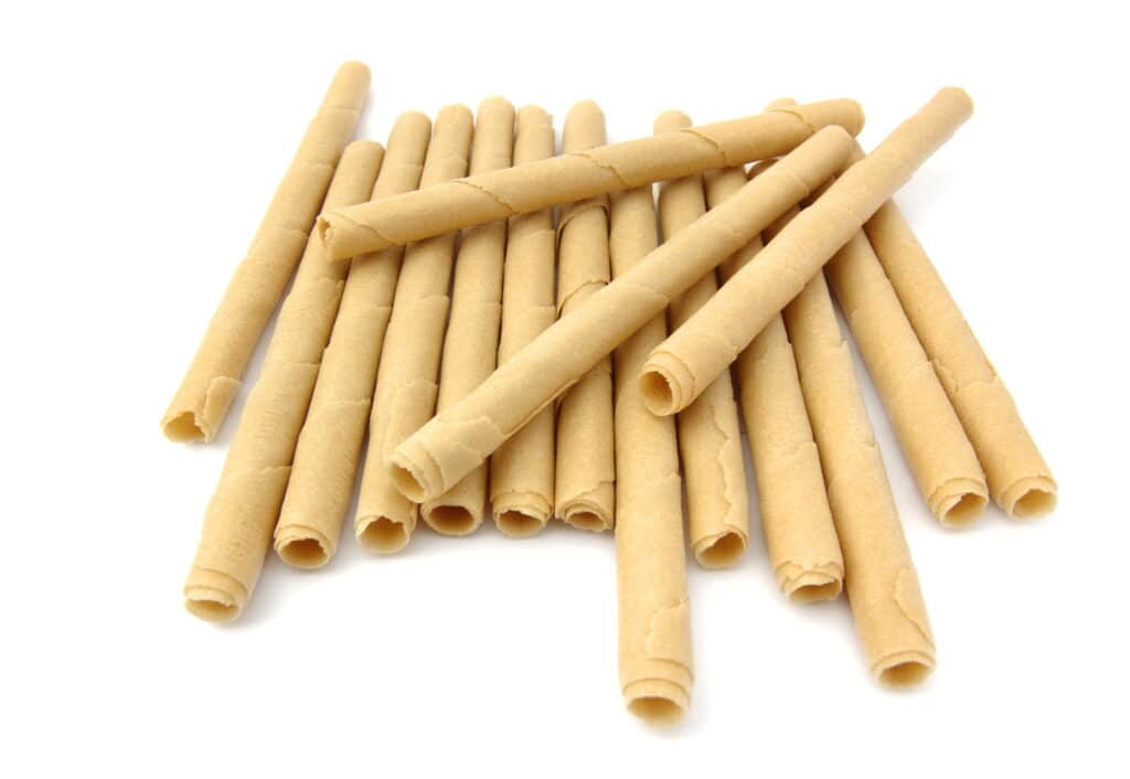 Barquillos espanhóis sobre fundo branco.