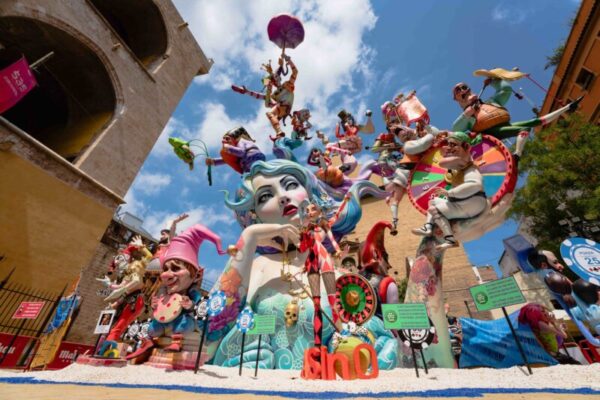 “Fallas de Valencia” e fogueiras juninas? Descubra se há alguma relação