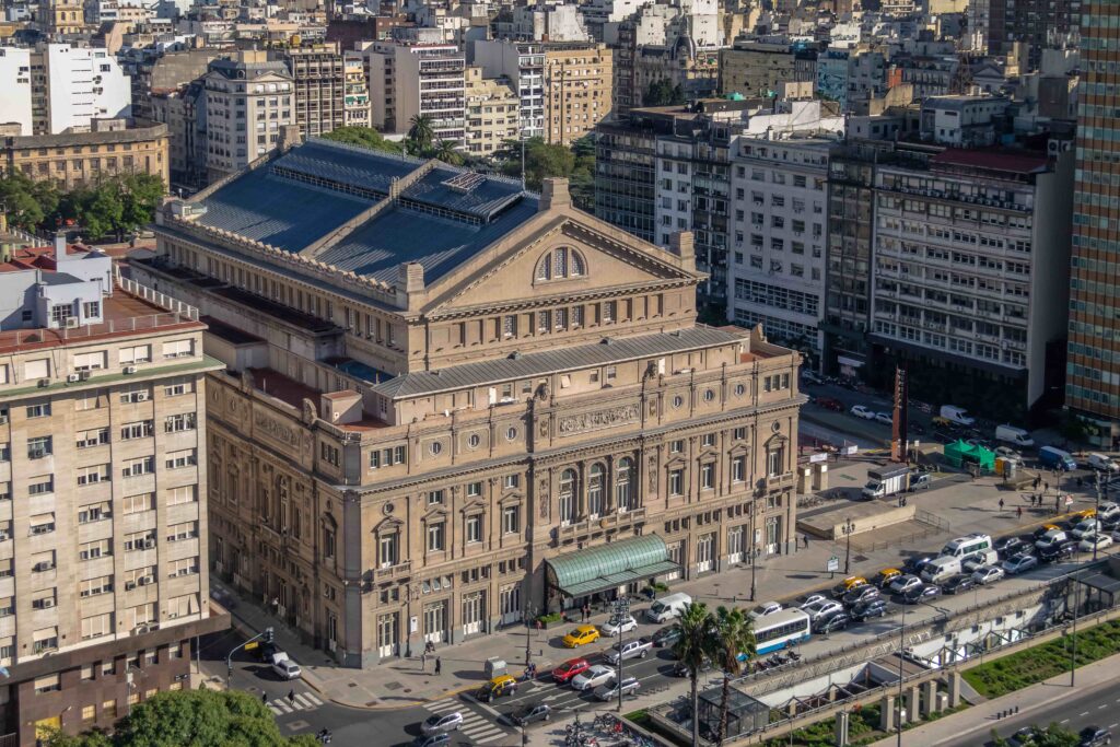 Vista aérea do Teatro Colón, em Buenos Aires, na Argentina.