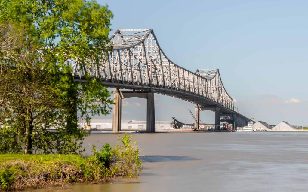 Ponte Horace Wilkinson em Baton Rouge em um dia ensolarado.