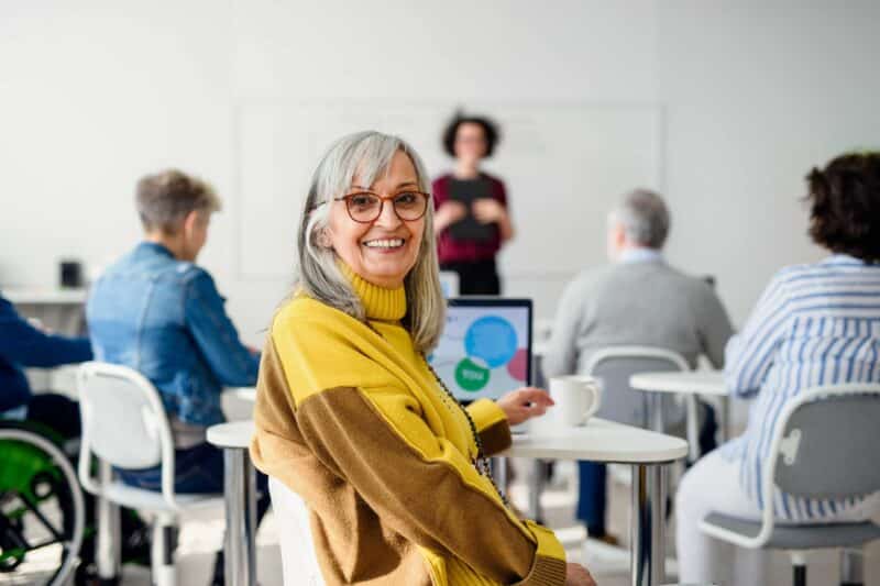Etarismo e ensino de idiomas: as vantagens que a maturidade traz ao aprendizado