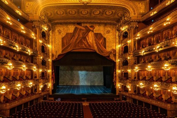 Vista superior do palco e na plateia do teatro Colón, em Buenos Aires, na Argentina.