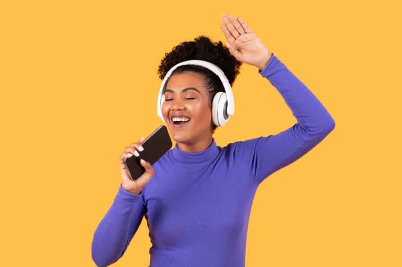 3 cantoras brasileiras não tão óbvias que cantam músicas em inglês