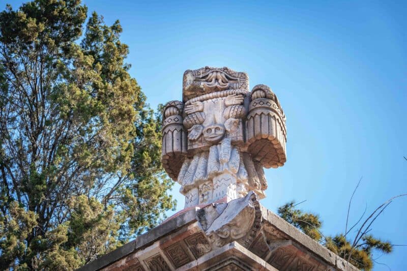 Decoração da deusa asteca Coatlicue em uma tumba no cemitério de Santiago, no Chile.