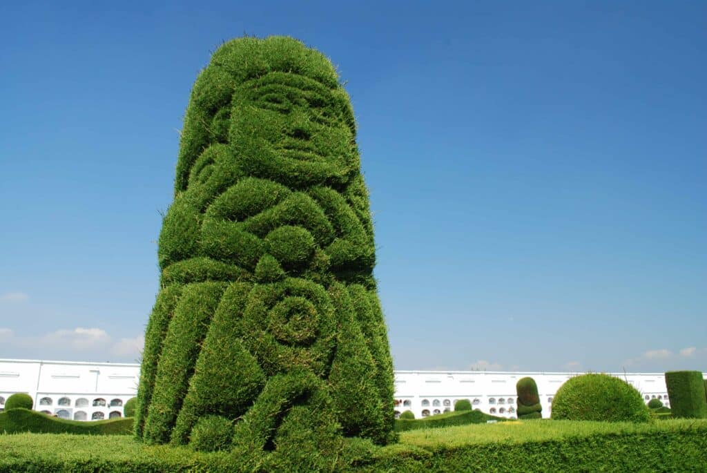 Escultura de grama no cemitério de Tulcán, no Equador.