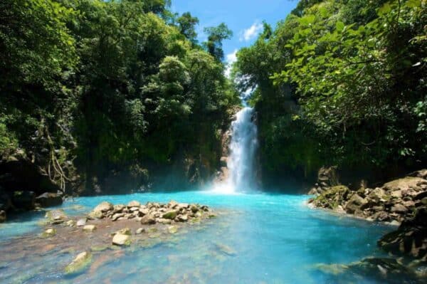 Foto da cachoeira de Tenório, na Costa Rica.