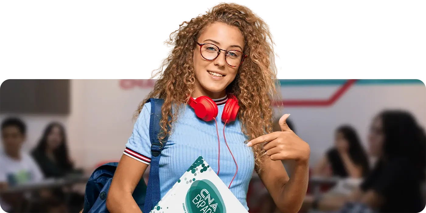 Criança entre 3 a 4 anos de idade sorrindo dentro de uma sala de aula CNA com temática Disney