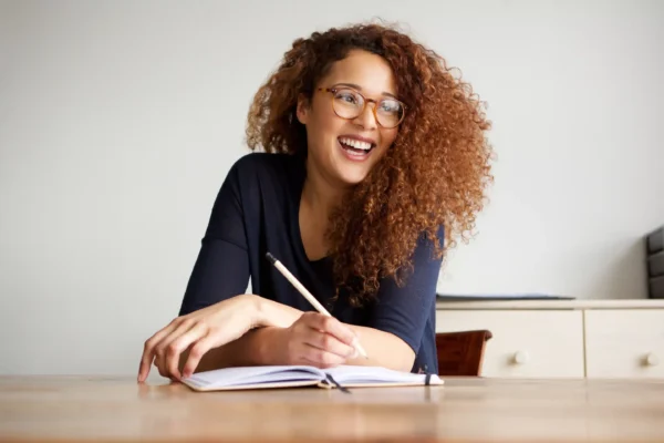 Escrever à mão ajuda a aprender um novo idioma? Entenda os benefícios